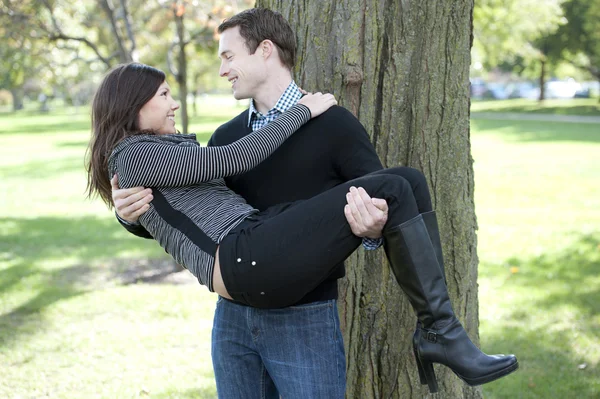 Atractiva pareja en un parque — Foto de Stock