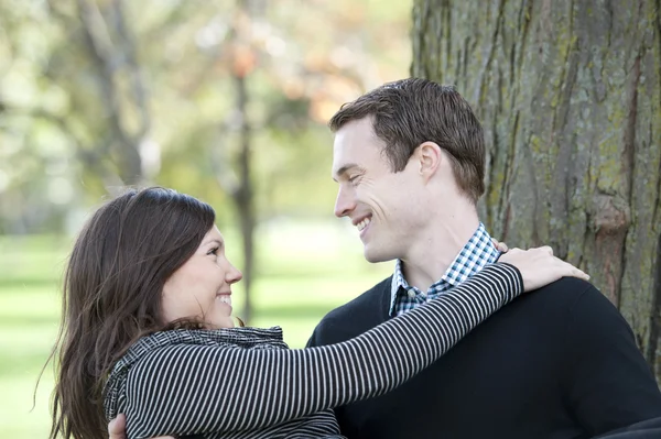 Casal atraente em um parque — Fotografia de Stock