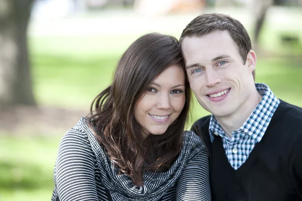 Attractive couple at a park — Stock Photo, Image