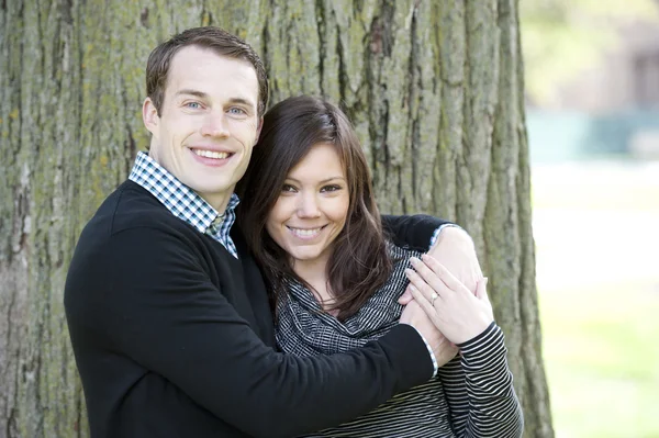 Couple attrayant dans un parc — Photo