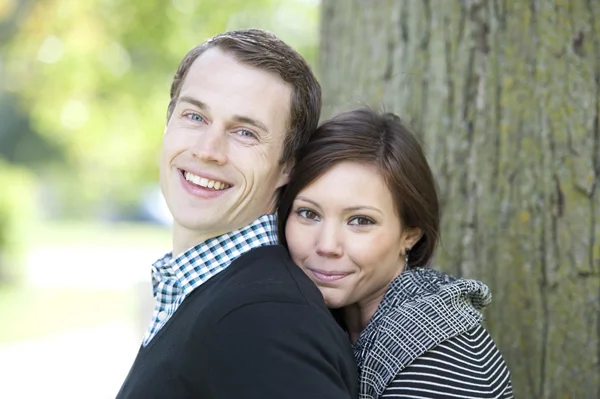 Attraktives Paar in einem Park — Stockfoto