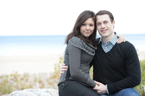 Jeune couple sur la plage — Photo