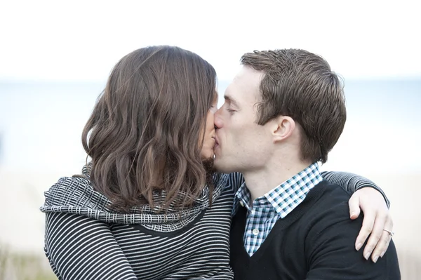 Pareja joven en la playa — Foto de Stock