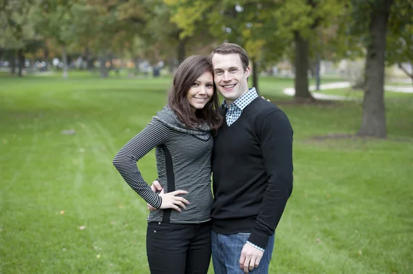 Atraktivní pár v parku — Stock fotografie