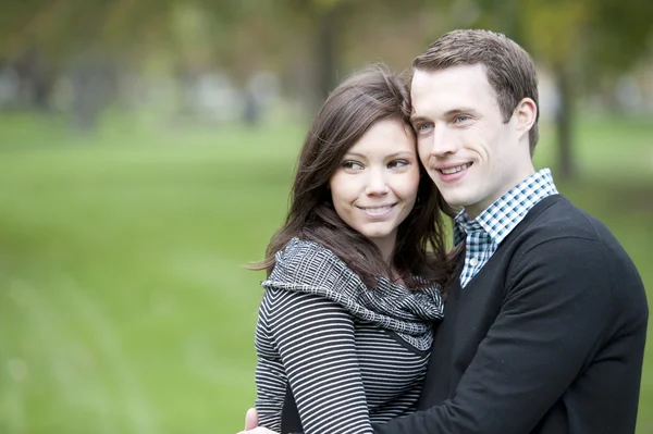 Casal atraente em um parque — Fotografia de Stock