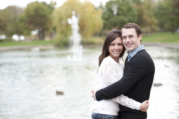 若いカップルが池でポーズ — ストック写真