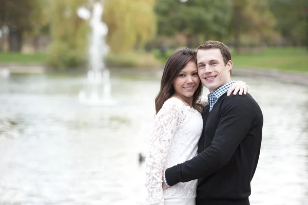 Jeune couple posant au bord de l'étang — Photo