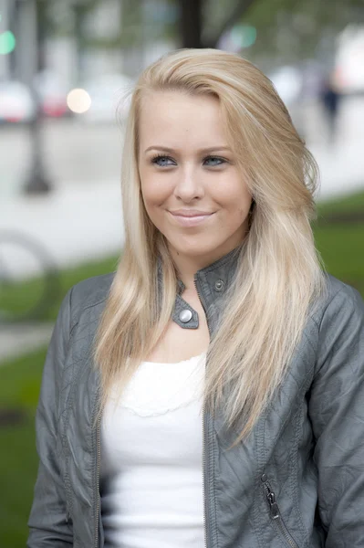 Blond meisje buitenshuis — Stockfoto