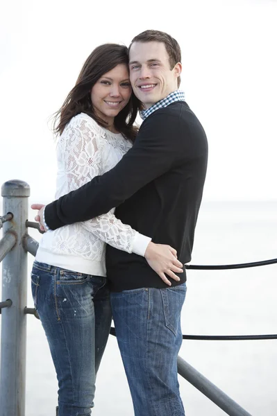 桟橋で若いカップル. — ストック写真