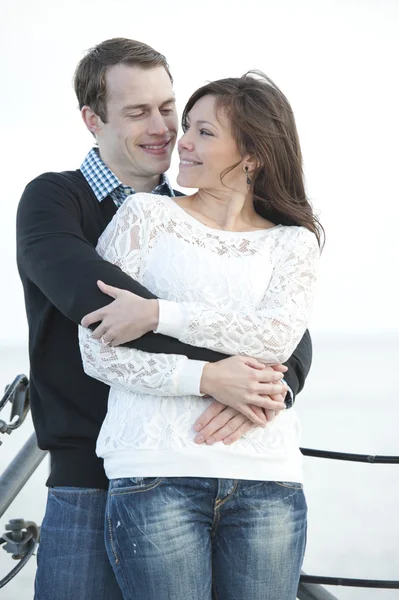 Jovem casal no cais . — Fotografia de Stock