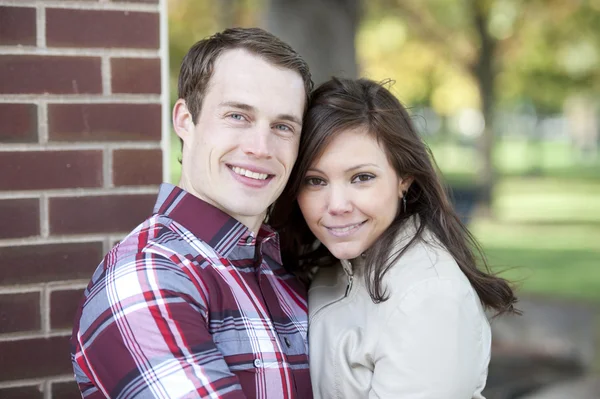 Attractive couple at a park — Stock Photo, Image