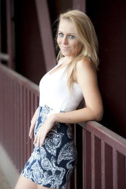 Genç kadın model dışında poz