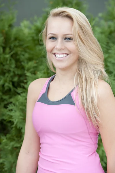 Blondes junges Mädchen mit athletischem Top — Stockfoto