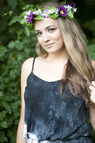 Morena modelo feminino em uma floresta — Fotografia de Stock