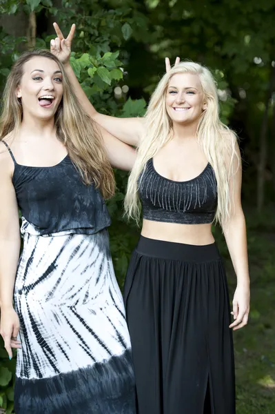 Glad och rolig pose av två flickor — Stockfoto