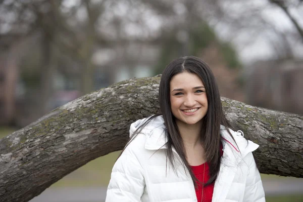 Chica morena con un abrigo hinchado blanco — Foto de Stock