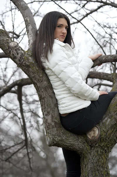 黑发的女孩，穿着一件白色的蓬松外套 — 图库照片