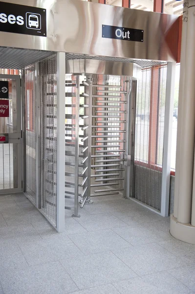 Una puerta de salida en una estación de tren — Foto de Stock