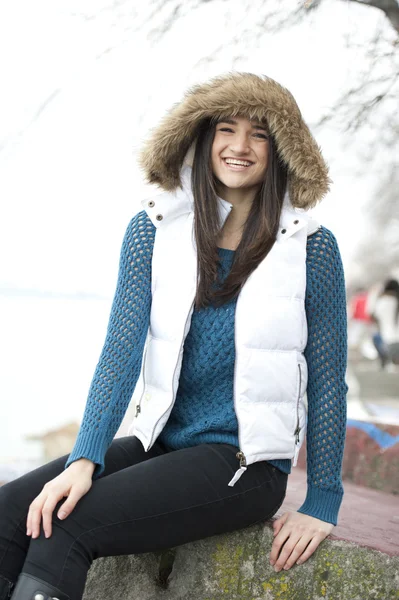 Módní dospívající dívka pózuje venku — Stock fotografie
