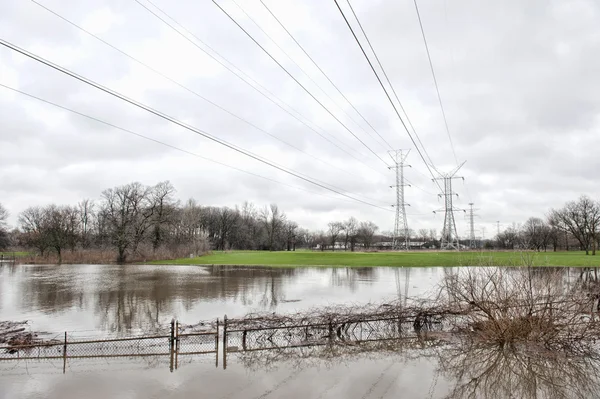 Stromleitungen überspannen die Flut — Stockfoto