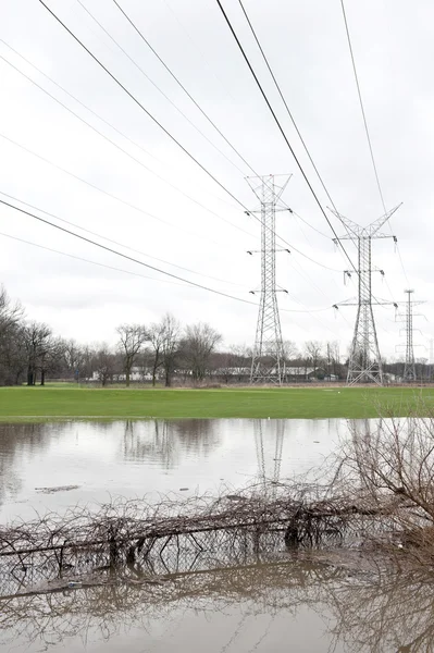 Conjunto de líneas eléctricas que abarcan la inundación — Foto de Stock
