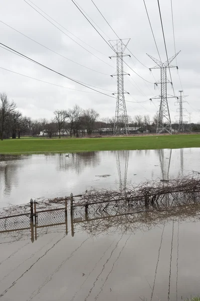 Ensemble de lignes électriques enjambant l'inondation — Photo