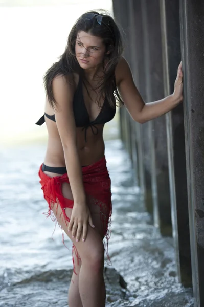 Belle femme brune posant à la plage — Photo