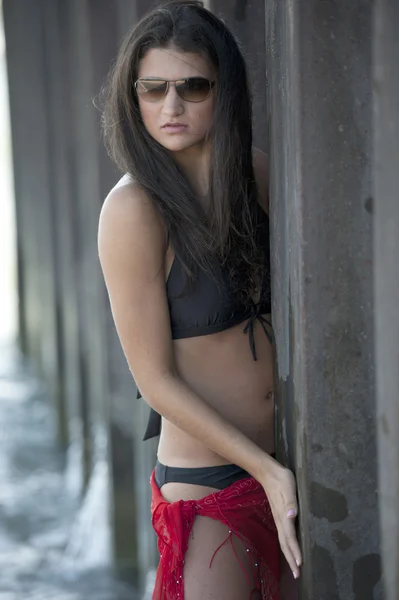 Hermosa morena posando en la playa — Foto de Stock