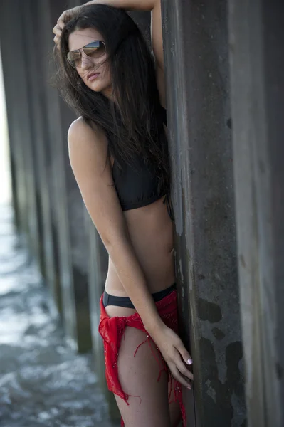 Hermosa morena posando en la playa — Foto de Stock