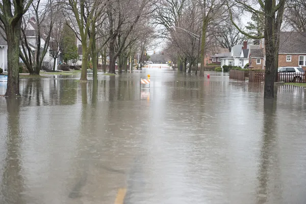 Затопленная дорога в районе Чикаго — стоковое фото