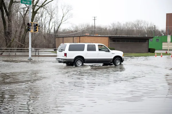 Översvämmade vägbanan i chicago-området — Stockfoto