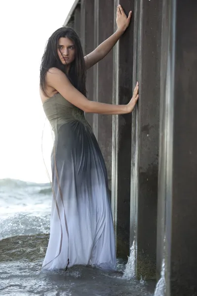 ビーチでの濡れたドレスで女性モデル — ストック写真