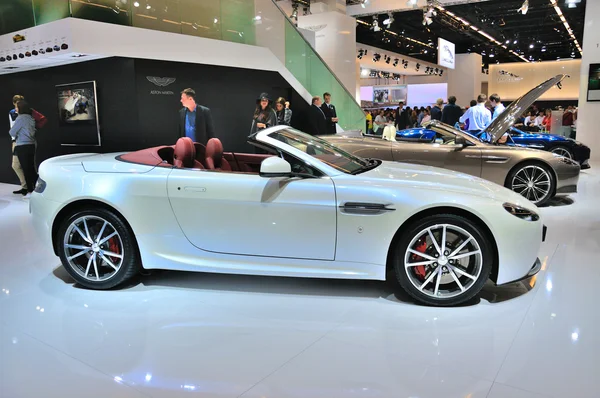 Frankfurt - 14 september: Aston Martin V8 Vantage Roadster gepresenteerd — Stockfoto