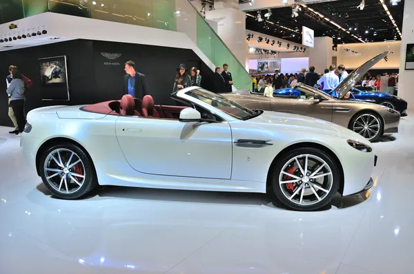 FRANKFURT - 14 DE SEPTIEMBRE: Aston Martin V8 Vantage Roadster presenta — Foto de Stock