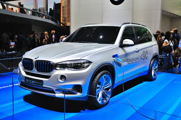 FRANKFURT - 14 DE SEPTIEMBRE: BMW X5 2013 presentado como estreno mundial en —  Fotos de Stock