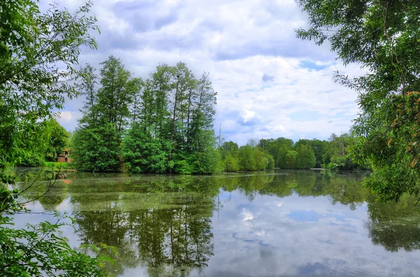 Río Fulda en el Parque Aueweiher en Fulda, Hessen, Alemania — Foto de Stock