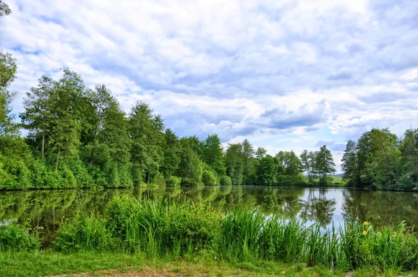 Fulda řeka v aueweiher parku v fulda, Hesensko, Německo — Stock fotografie