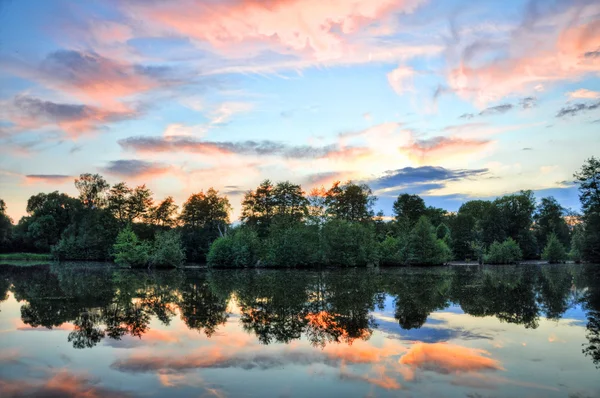 Rio Fulda em Aueweiher Park em Fulda, Hessen, Alemanha — Fotografia de Stock