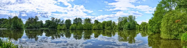 Rzeki Fulda w parku aueweiher w fulda Hesja, Niemcy (panora — Zdjęcie stockowe