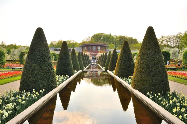 Vicolo acquatico con alberi nel parco Keukenhof in Olanda — Foto Stock