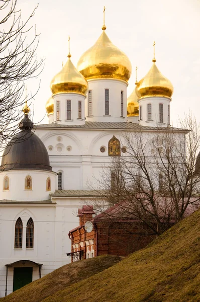 Uspensky Cathedral (sobor) with golden domes, Dmitrov, Moscow re — Stock Photo, Image