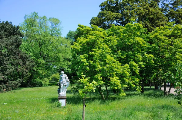 Escultura de un hombre en Palmen Garten, Fráncfort del Meno, Hessen — Foto de Stock