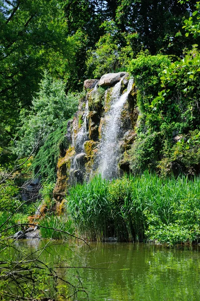 Cascata d'acqua e un lago a Palmen Garten, Francoforte sul Meno, Assia — Foto Stock