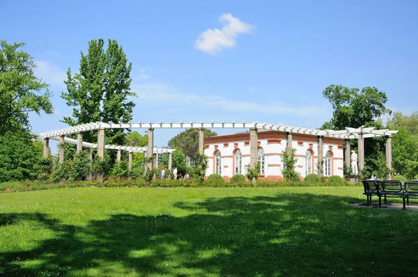 Natura e un edificio bianco a Palmen Garten, Francoforte sul Meno , — Foto Stock