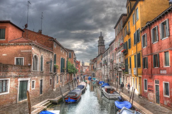 Canal em Veneza com casas antigas, e barcos, Veneza, Itália (H — Fotografia de Stock