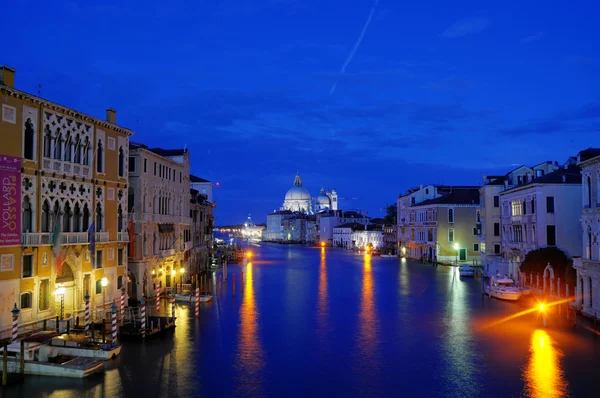 Nacht kanaal in Venetië met prachtige verlichting, Venetië, Italië (hdr) — Stockfoto