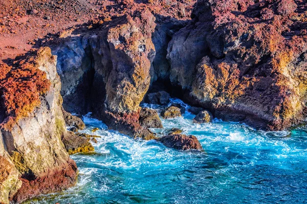 Stenen op de noordwest-kust van tenerife in de buurt van punto teno vuurtoren — Stockfoto