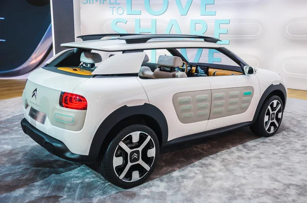 FRANKFURT - SEPT 21: Citroen Cactus Cline Concept presented as world premiere at the 65th IAA (Internationale Automobil Ausstellung) on September 21, 2013 in Frankfurt, Germany — Stock Photo, Image