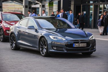 Frankfurt - Eylül 21: yeni 2014 tesla model s dur auto mevcut