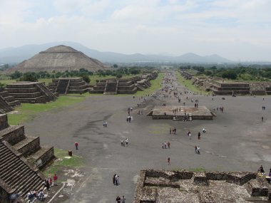 Teotihuacan Arkeolojik Bölgesi 'nde Güneş Piramidi ve Ölüler Bulvarı manzarası.